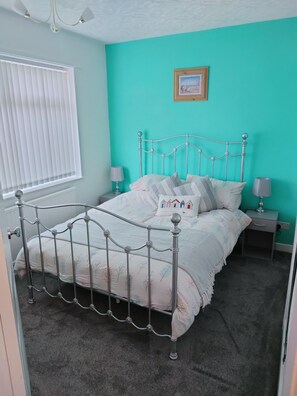 2 bedrooms, iron/ironing board, WiFi, bed sheets - Charming 2-Bed House in Fleetwood, England (Fleetwood)