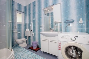 Badewanne, Haartrockner, Handtücher