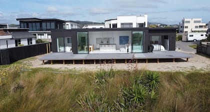 BEACHFRONT holiday home with stunning views& modern comforts -1h35 from Auckland
