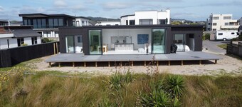 BEACHFRONT holiday home with stunning views& modern comforts -1h35 from Auckland