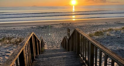 BEACHFRONT holiday home with stunning views& modern comforts -1h35 from Auckland
