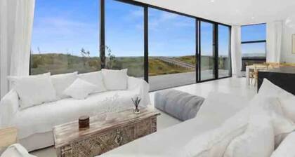 BEACHFRONT holiday home with stunning views& modern comforts -1h35 from Auckland