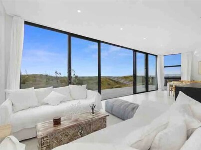 BEACHFRONT holiday home with stunning views& modern comforts -1h35 from Auckland