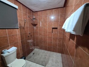 Escritorio, espacio para trabajar con laptop y wifi gratis 