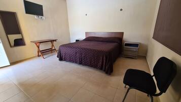 Habitación junior, 1 cama de matrimonio grande | Escritorio, espacio para trabajar con un portátil, wifi gratis