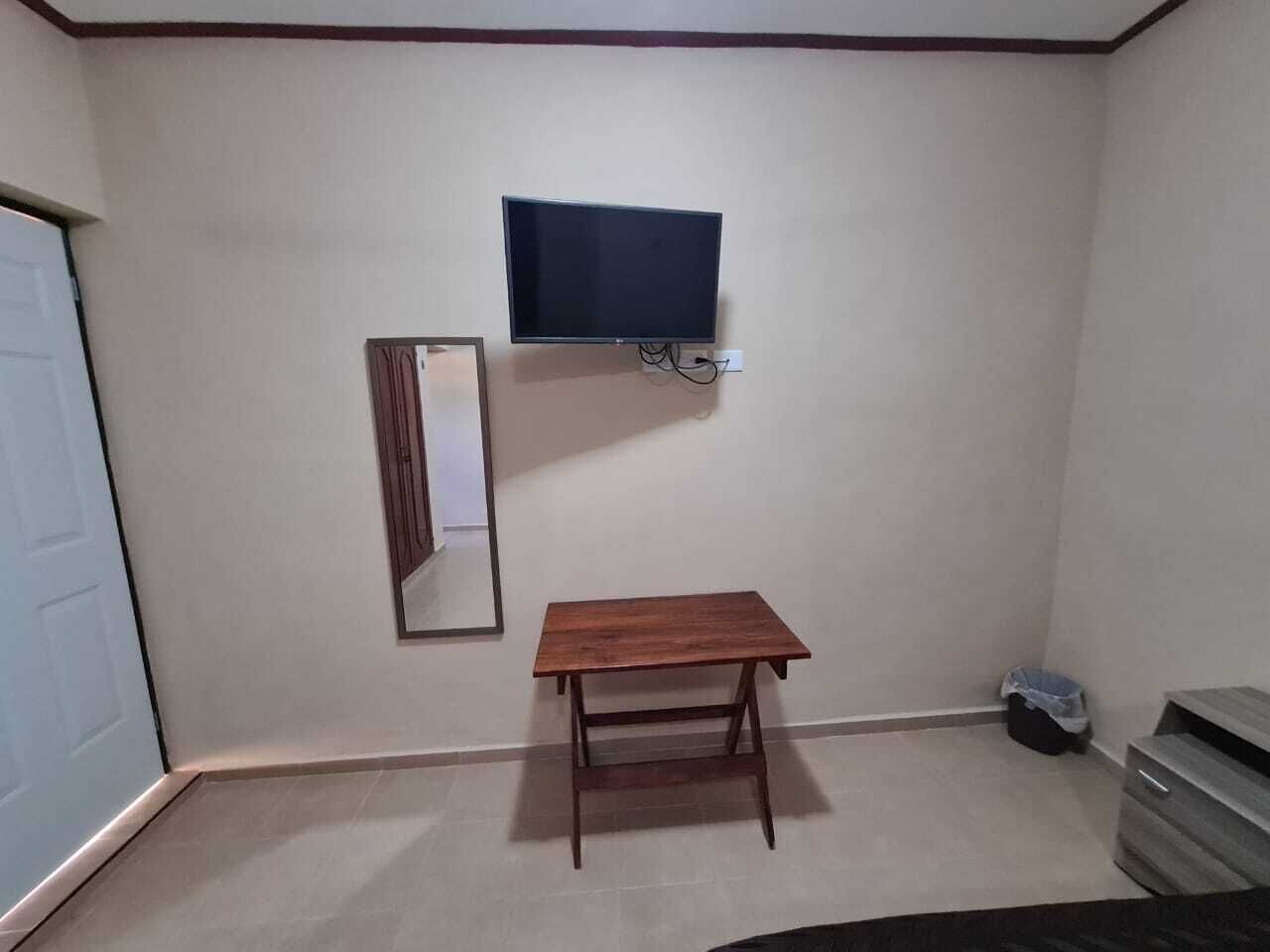 Habitación junior, 1 cama King size | Escritorio, espacio para trabajar con laptop y wifi gratis 