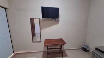 Habitación junior, 1 cama King size | Escritorio, espacio para trabajar con laptop y wifi gratis