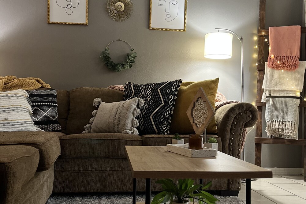 The Cozy Nest | entire home + private backyard