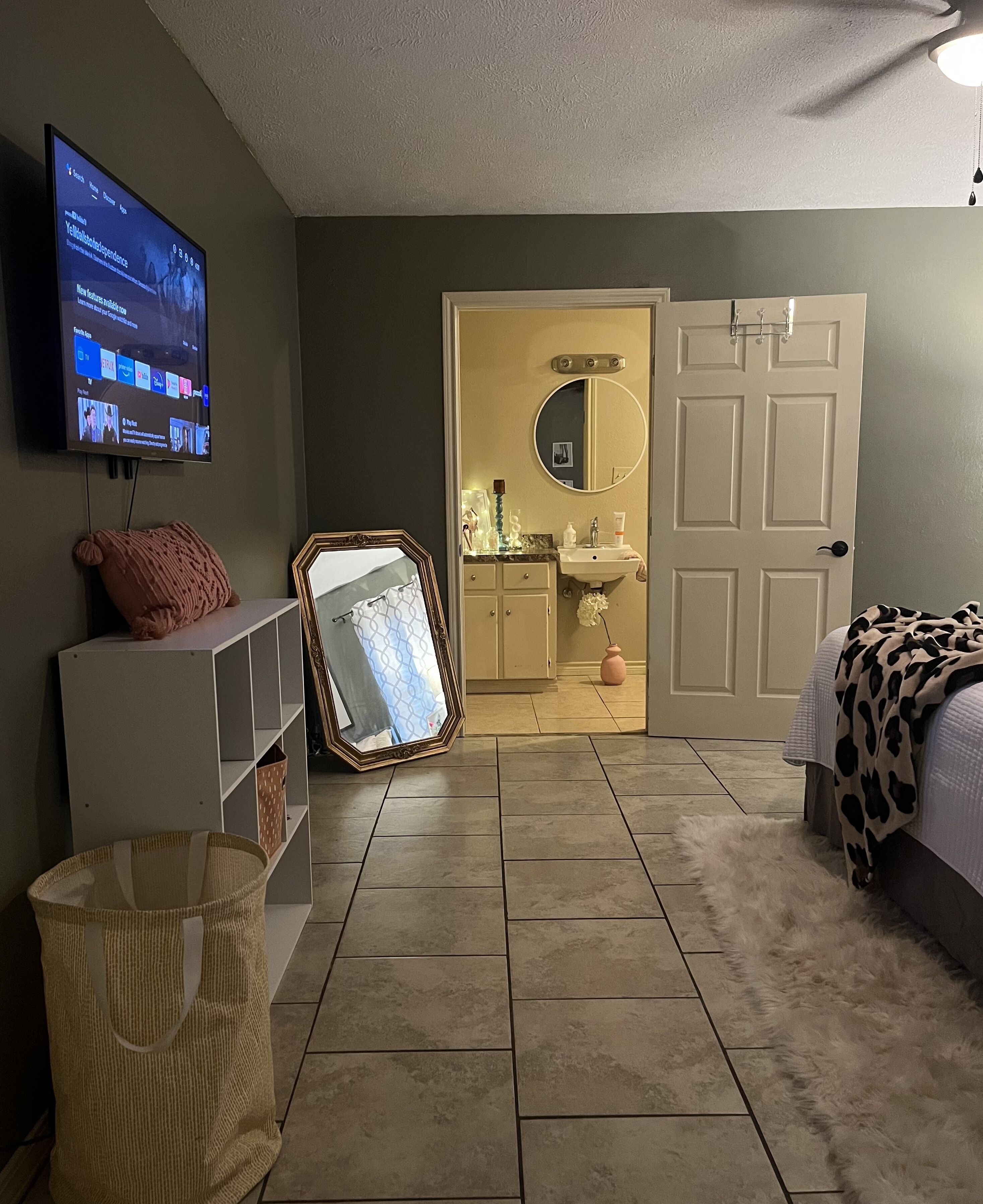 The Cozy Nest |  entire home + private backyard