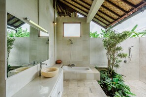 Badewanne, Haartrockner, Handtücher, Seife