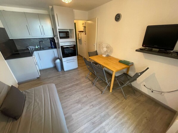 Fridge, microwave, oven, cookware/dishes/utensils