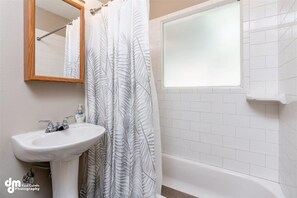 Suihkun ja ammeen yhdistelmä, hiustenkuivaaja, pyyhkeet, saippua