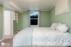 4 makuuhuonetta, työpöytä, vauvan matkasänky, ilmainen Wi-Fi