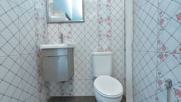 Ducha, artículos de higiene personal gratuitos y toallas