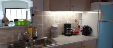 Een oven, een koffiezetapparaat/waterkoker, een broodrooster