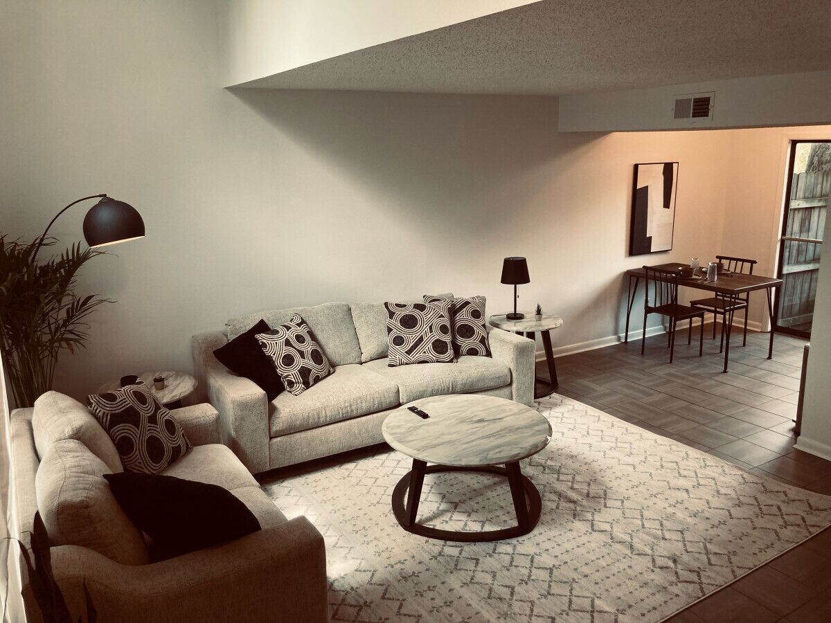 Midtown loft, King bed, touch of modern