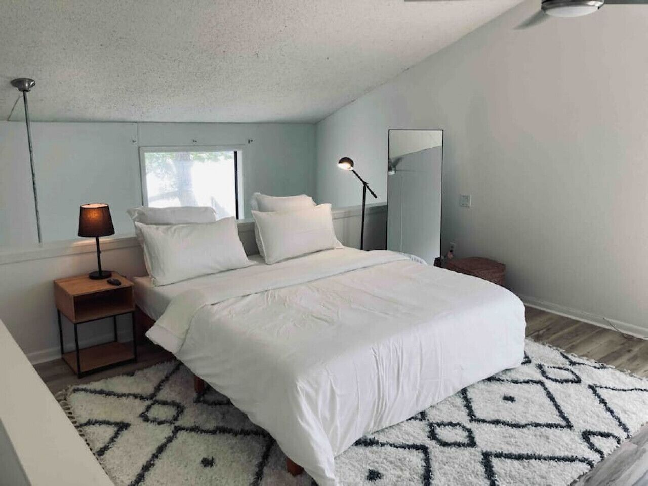 Midtown loft, King bed, touch of modern