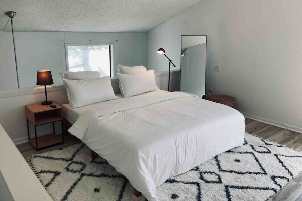 Midtown loft, King bed, touch of modern