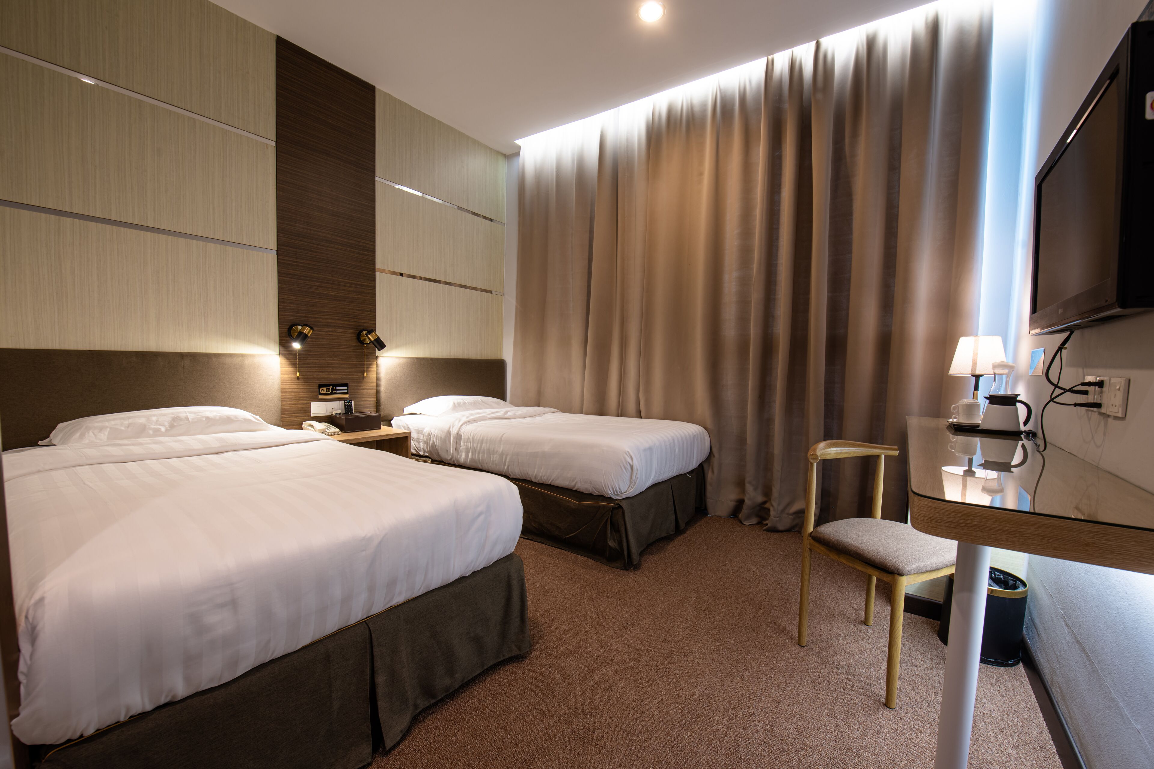 deluxe twin room | free wifi, bed sheets