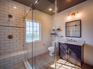 Badewanne, Haartrockner, Handtücher, Seife