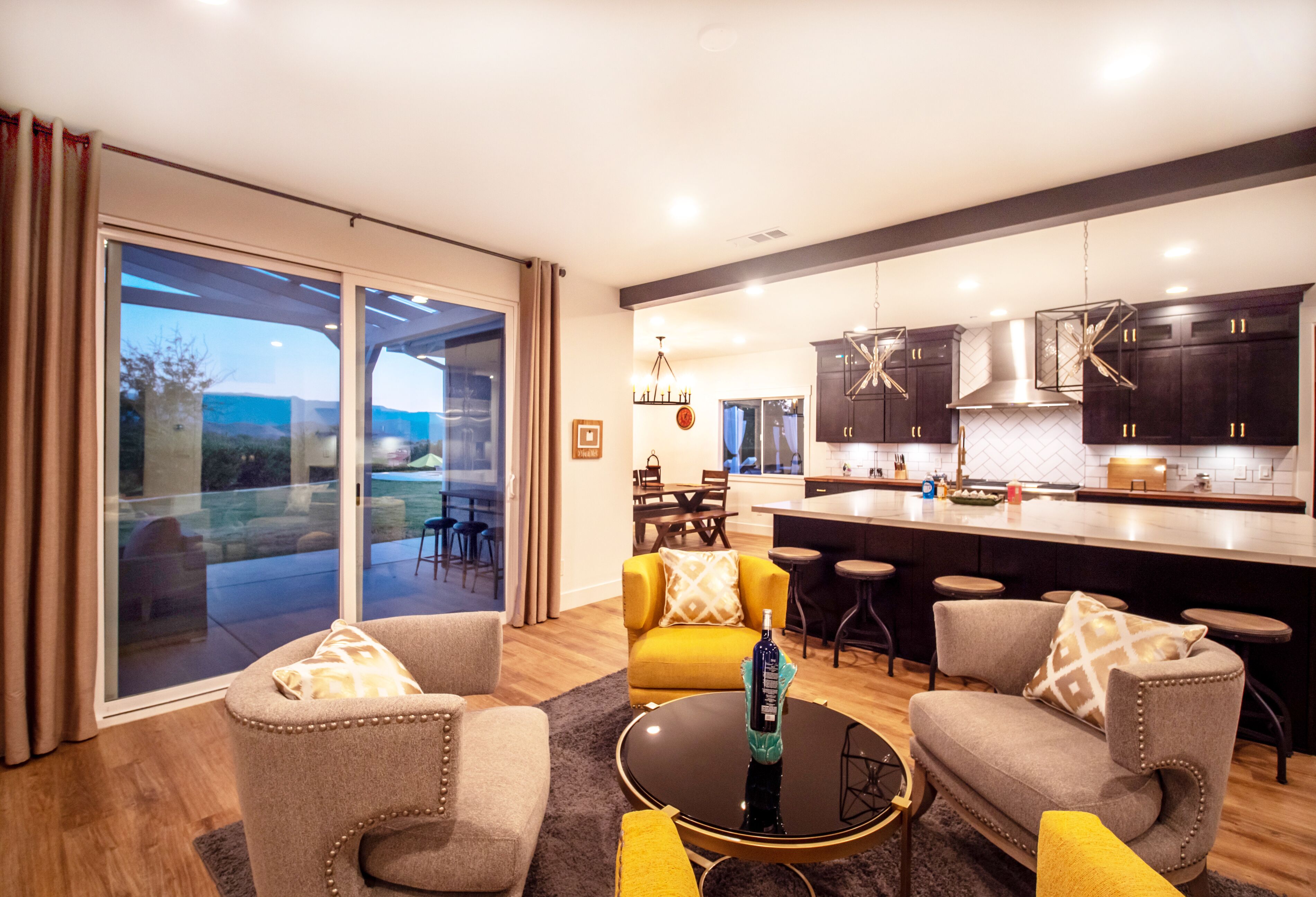 Smart TV, chimenea y reproductor de DVD 