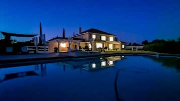 Piscina all'aperto, una piscina riscaldata