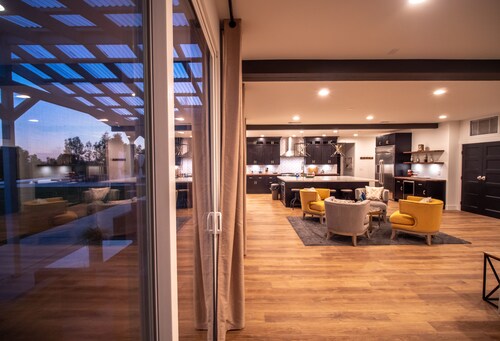 Resort Style Ranch/infinity pool for family