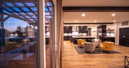 Resort Style Ranch/infinity pool for family