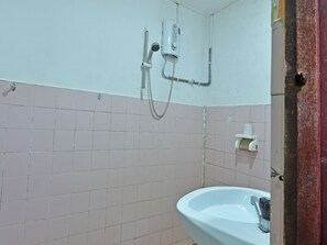 Un baño con ducha, lavamanos e inodoro.