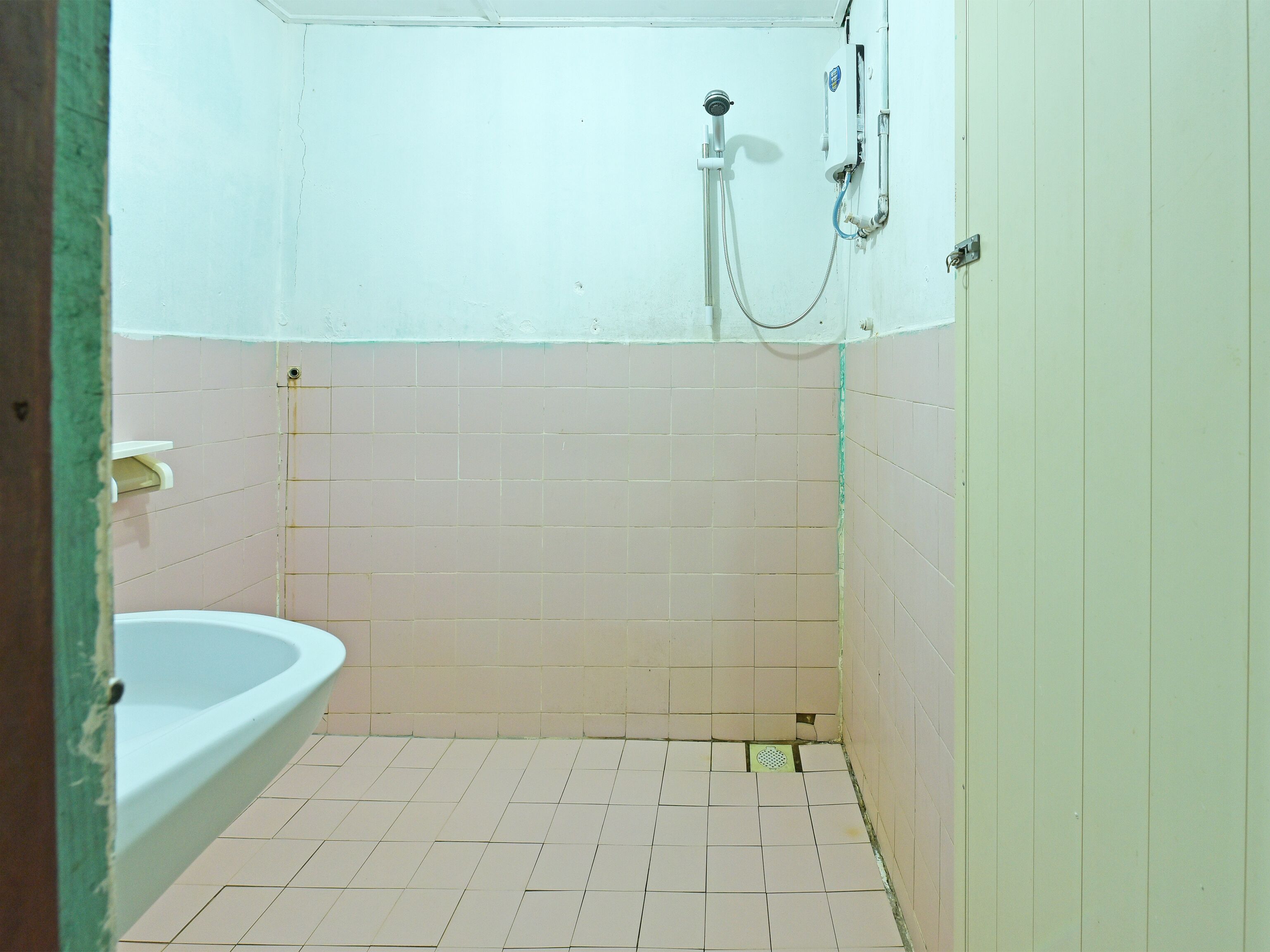 Deluxe Double Room, 1 Queen Bed | Bathroom | Shower, towels