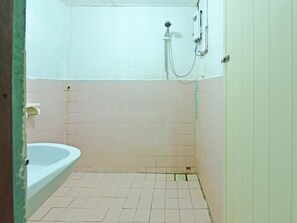 Deluxe Double Room, 1 Queen Bed | Bathroom - OYO 90620 Mahseer Chalet (Jerantut)