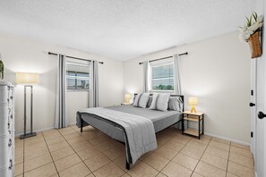 2 chambres, bureau, fer et planche à repasser, lit parapluie