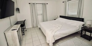 2 chambres, bureau, fer et planche à repasser, lit de bébé portatif