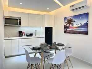 Refrigerador, microondas, parrilla de estufa y cafetera y tetera 