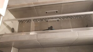 Douche, sèche-cheveux, serviettes fournies, savon