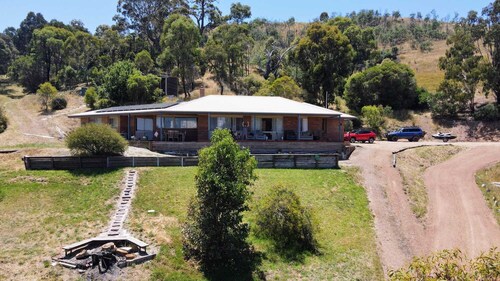 Sustainable retreat on 20 acres of lake hillside