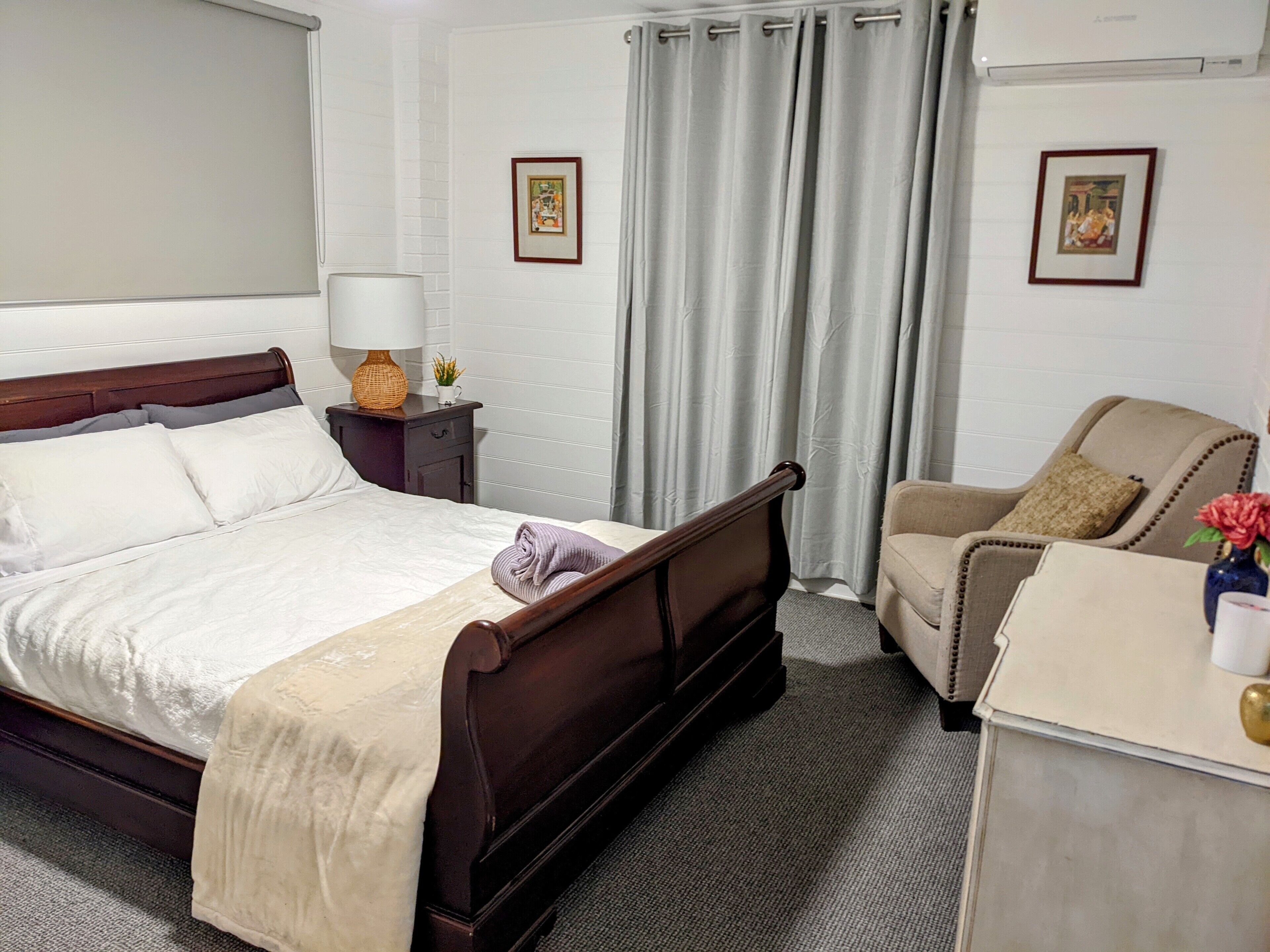 Amazing house with lake views within acres of land