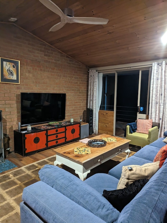 Sustainable Retreat On 20 Acres Of Lake Hillside - Bonnie Doon
