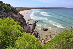 Una playa cerca, sillas reclinables de playa