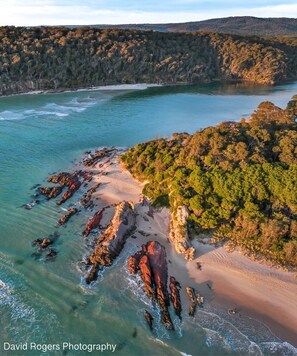 Beach nearby, sun loungers - Pambula Beach Holiday Retreat - 2 Queen bedrooms,  12pm checkout (Pambula Beach)