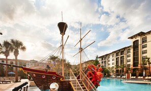Utomhuspool och uppvärmd pool