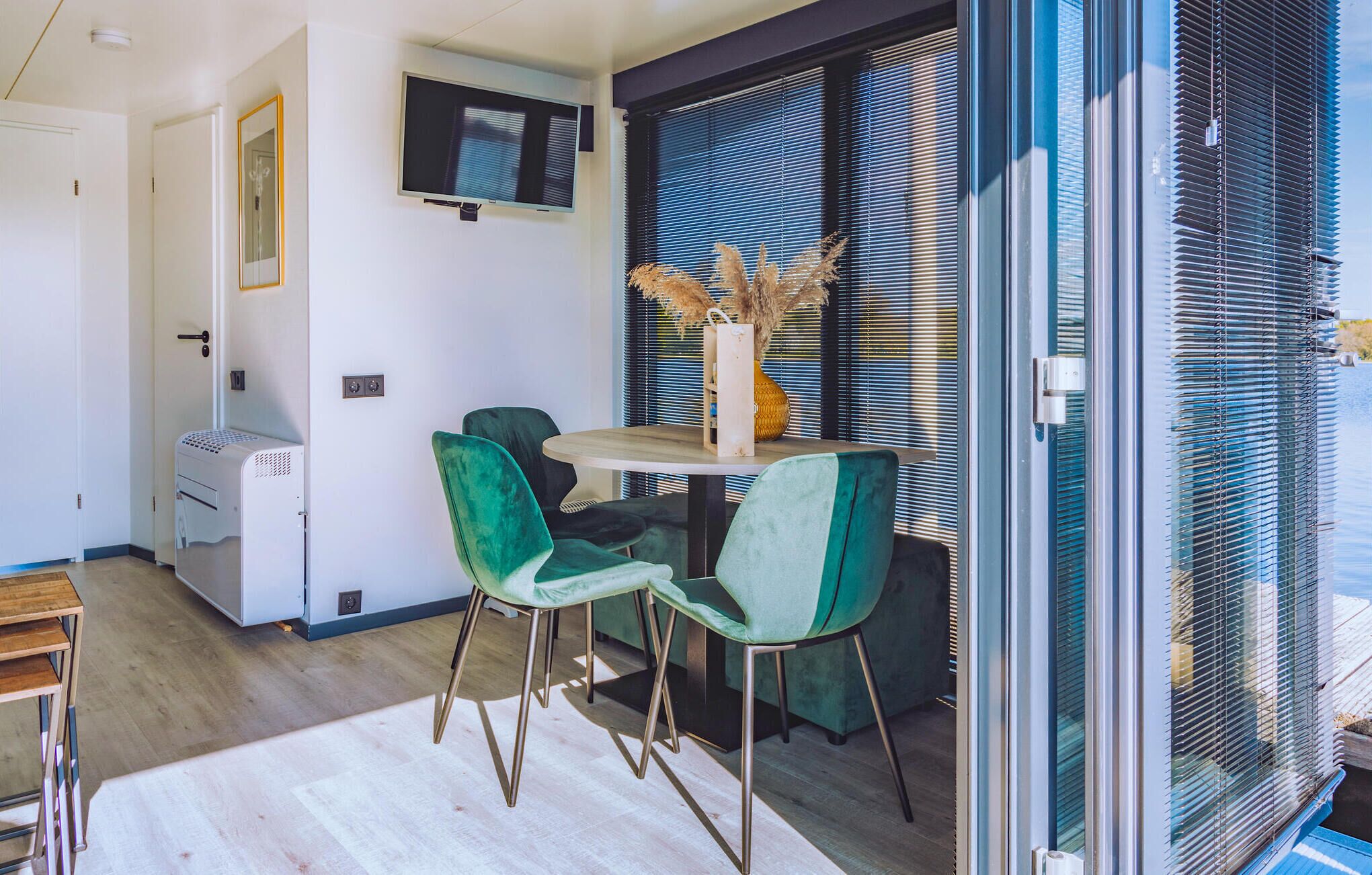 客房 (Arosa) | 客廳 | 電視