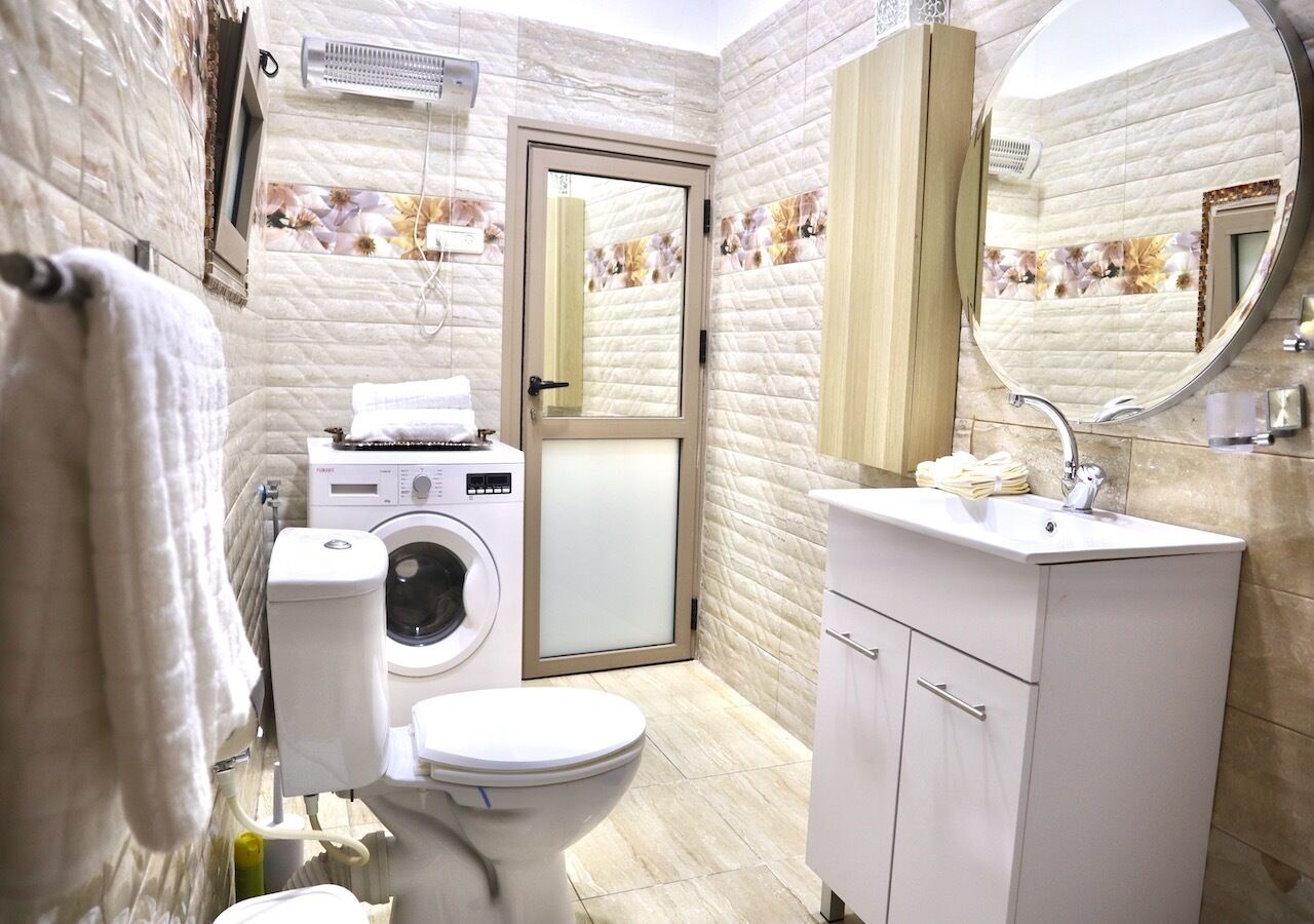 Bañera con ducha, secador de pelo, toallas, jabón