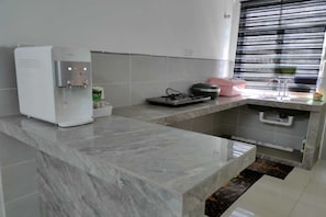 Room, 4 Bedrooms | Private kitchen | Paper towels