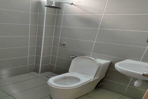 Room, 4 Bedrooms | Bathroom