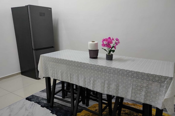 Room, 4 Bedrooms | Shared kitchen | Paper towels