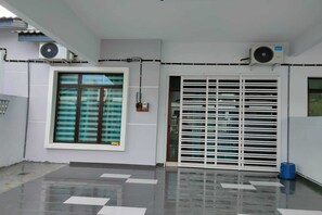 Vista frontal de la propiedad