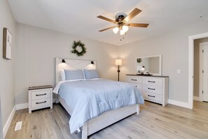 2 bedrooms, iron/ironing board, travel cot, WiFi - Delightful Townhouse w/ Patio & Shared Yard! (Kimberling City)