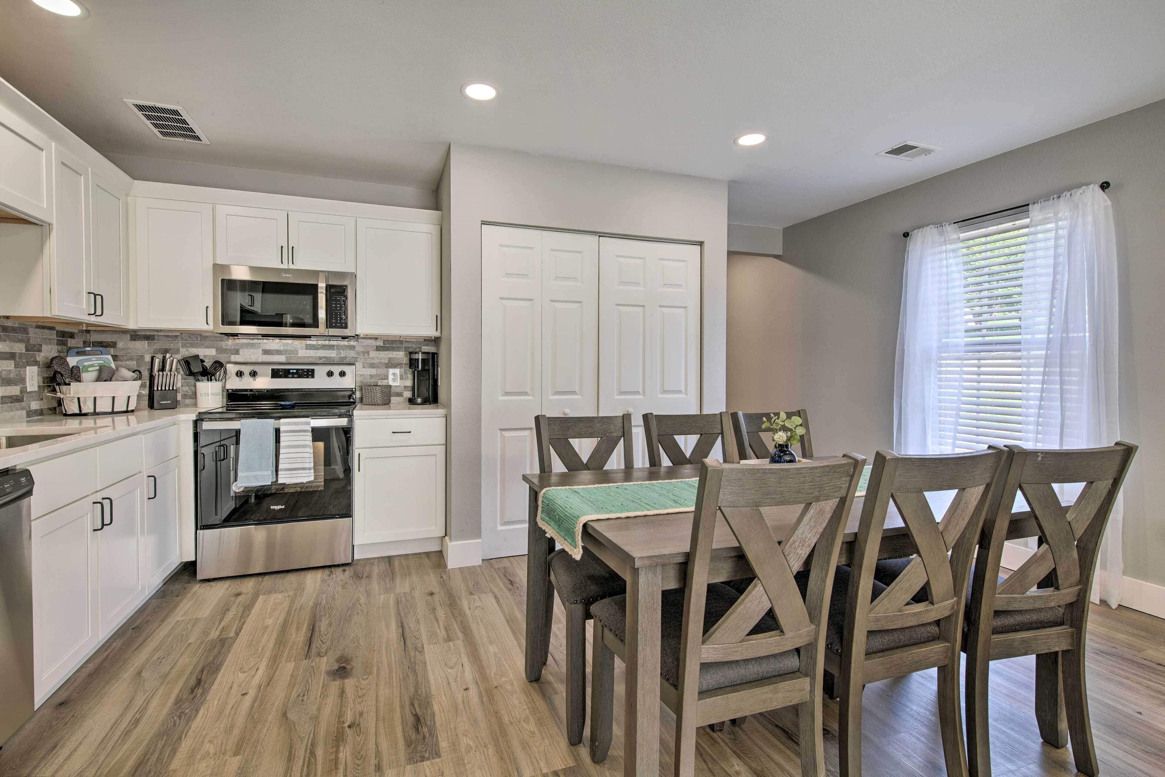 Chic Townhome ~ 6 Mi to Talking Rocks Cavern!