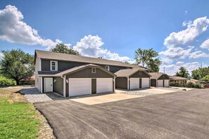 Exterior - Chic Townhome ~ 6 Mi to Talking Rocks Cavern! (Kimberling City)